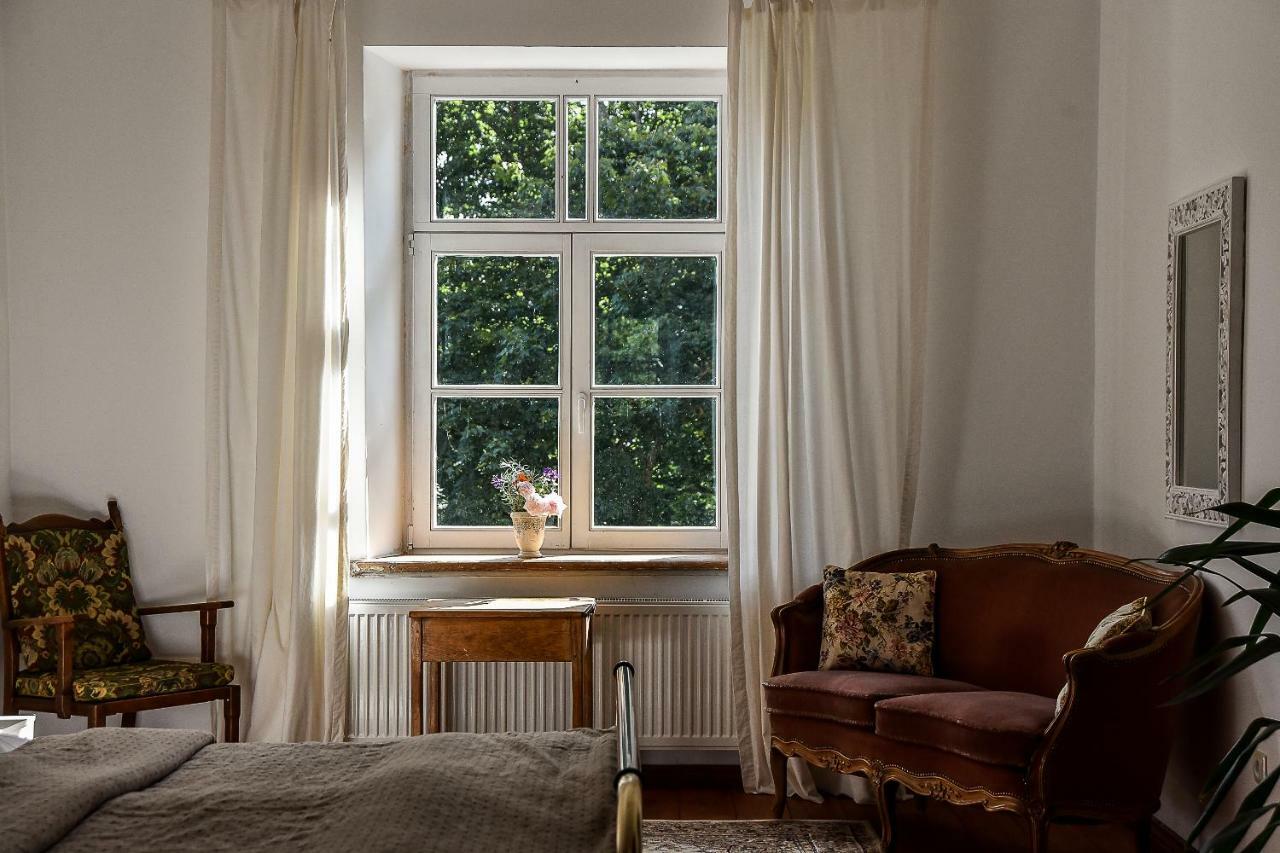 Отель Maras Manor Turlava Экстерьер фото